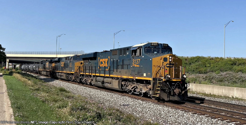 CSX 3137 leads M370.